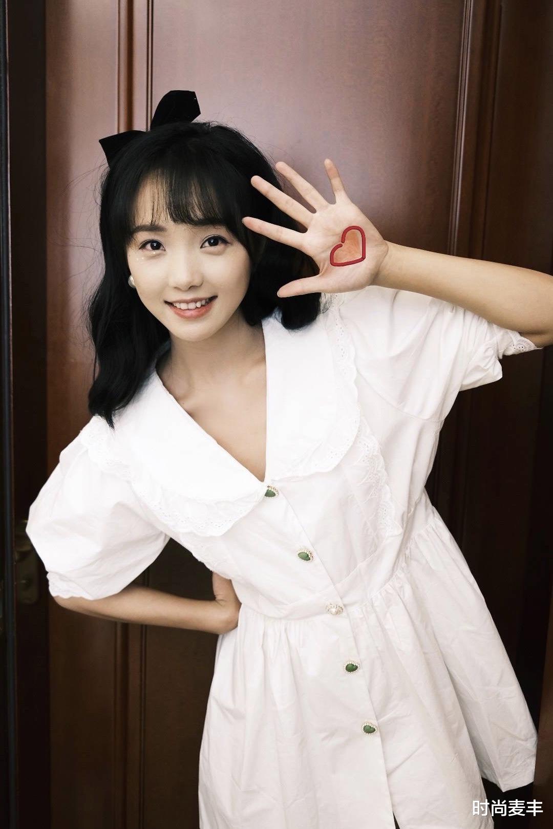 时尚麦丰|吕小雨生日发照，碎花连衣裙生日眼镜好有特色，是个小公主