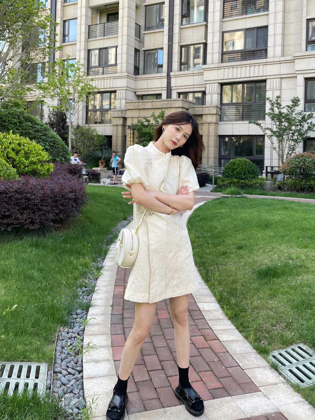颜红橙|早秋穿搭示范，白色复古旗袍连衣裙温婉时髦，精致优雅有格调