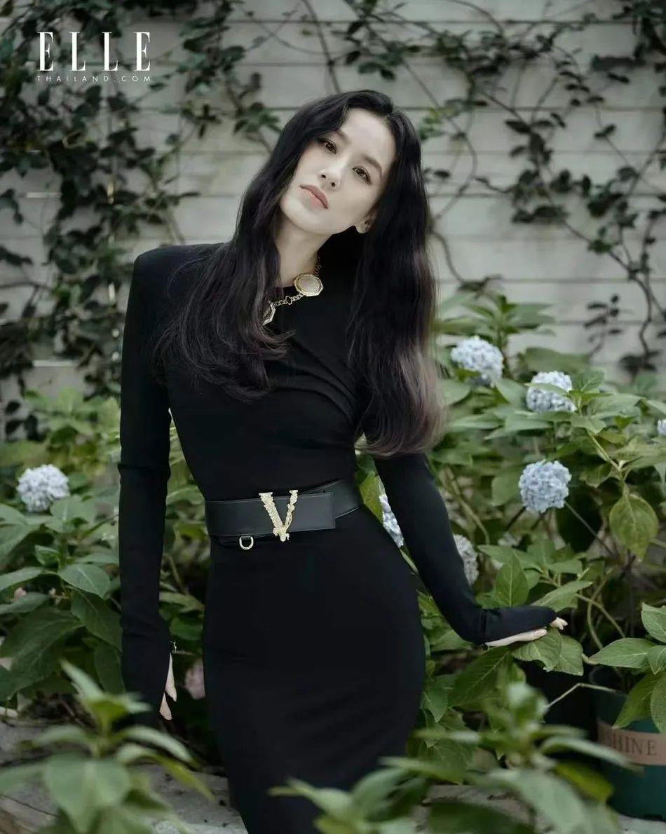 黄圣依|黄圣依杂志美图大秀事业线！雪肤玉貌大长腿太性感俏丽