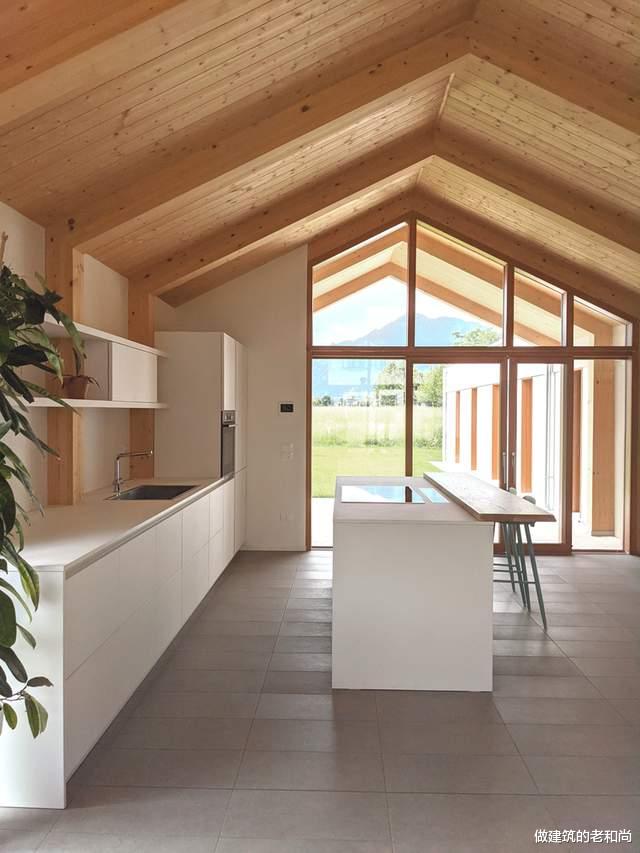 两个平行体量组成的住宅：在错开的组合中从容应对场地环境