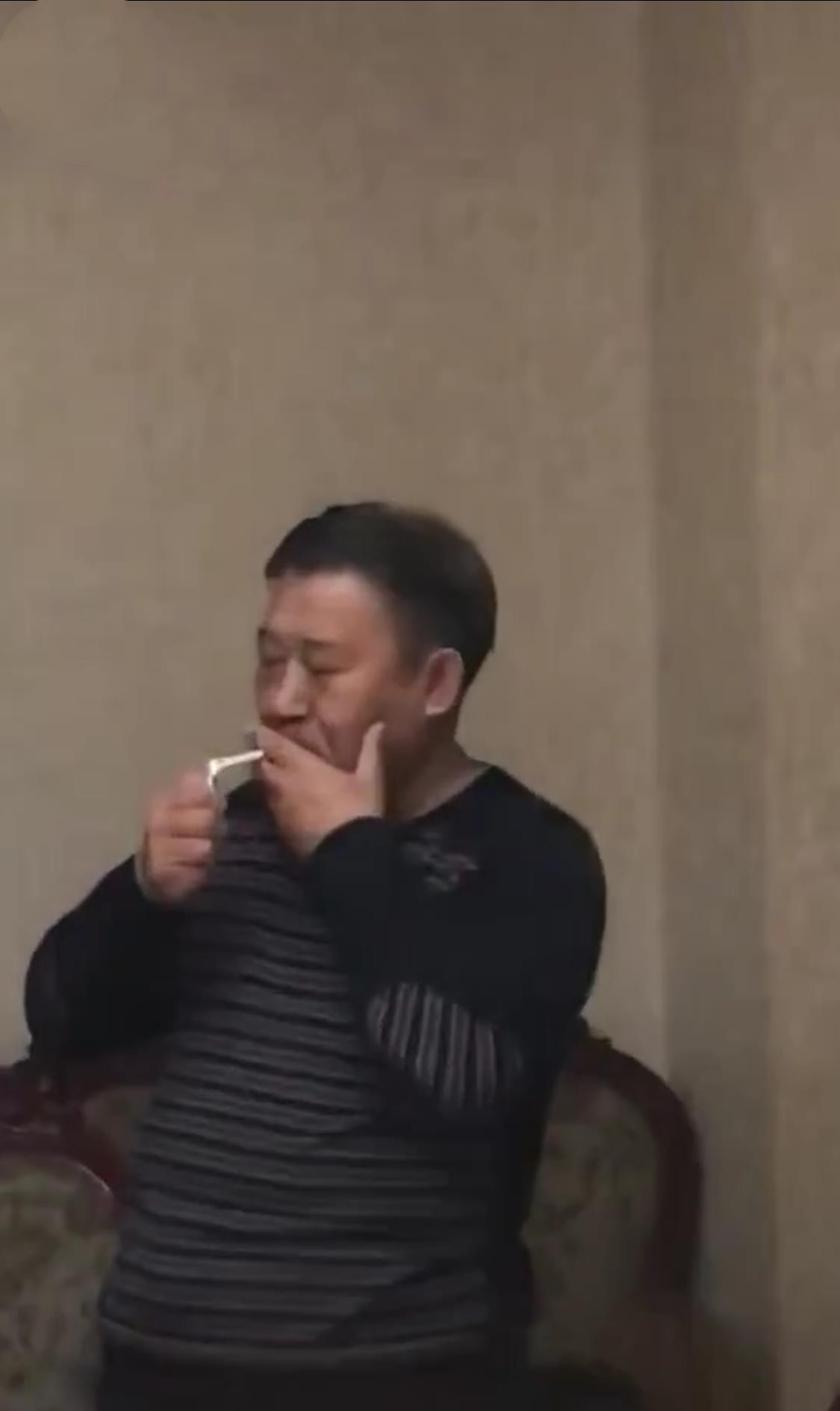 周旭阳嘉应 内地四大反派罕聚首！杜旭东悠闲抽烟，52岁“吴江海”超萌超可爱