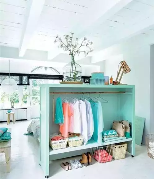 用隔断来代替门,把家里的单间变得和套房一样