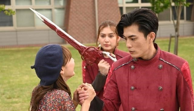 杀青|假面骑士圣刃：官方公开神代兄妹和索菲亚杀青图，感谢三人的陪伴