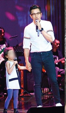 刘恺威|刘恺威杨幂都忙工作，7岁小糯米跟爷爷奶奶过中秋，约同学玩灯笼