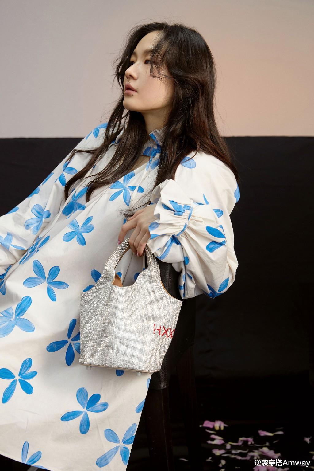 逆袭穿搭Amway|“表情包女孩”金靖，穿吊带裙拍时尚刊，马甲线大长腿一样都不少