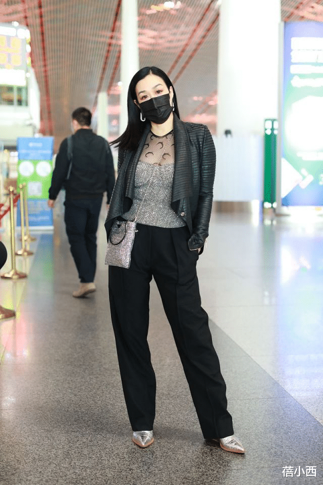蓓小西|钟丽缇终于认真穿搭，皮衣内搭网纱打底衫，再配阔腿裤时髦又高级