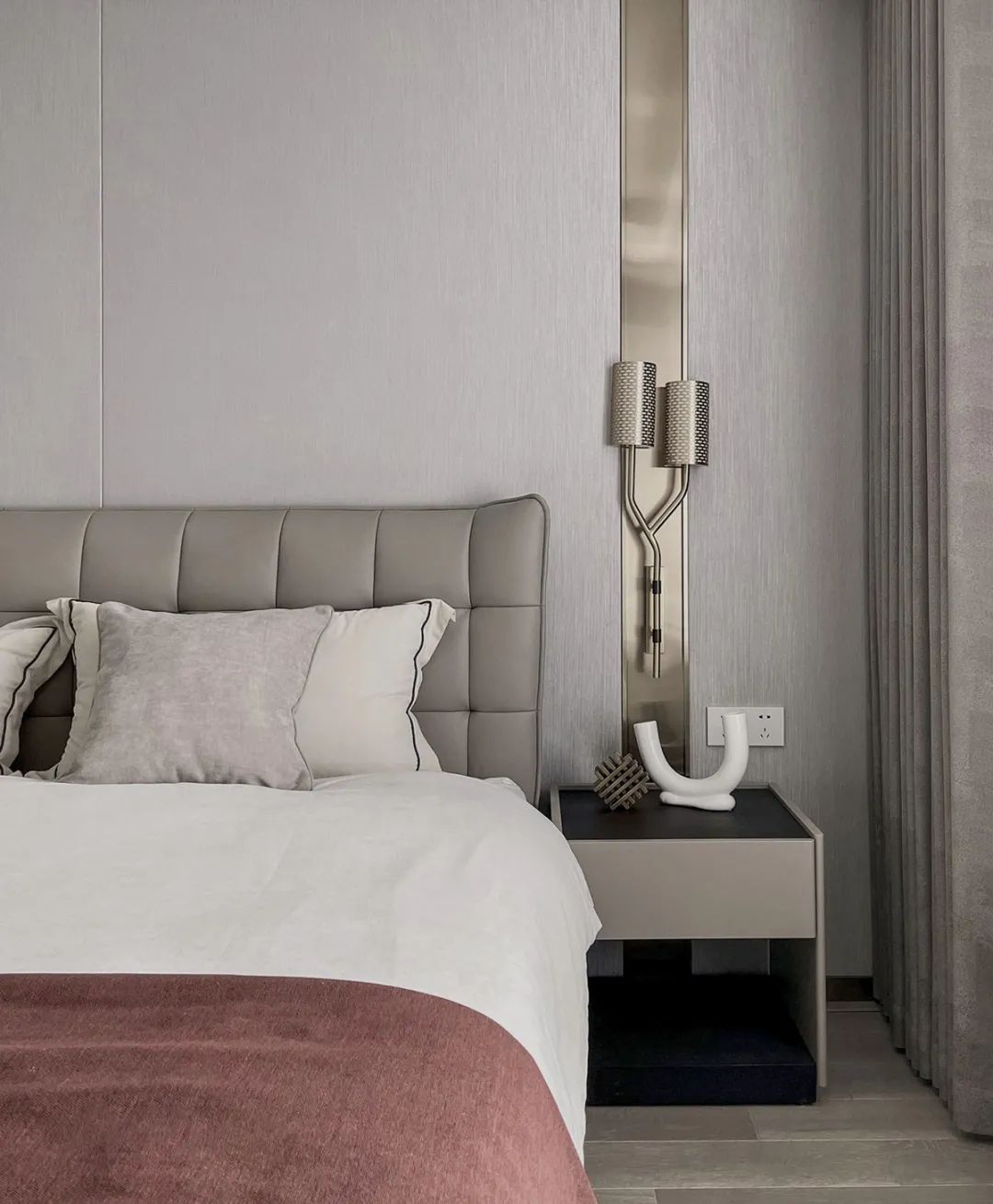 隐形门+端景柜：这个极简风小三房，处处都藏着心机小细节！