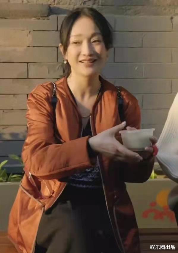 周迅|周迅在街头录节目被抓拍,穿私服扎马尾辫,网友:“真正的巨星”