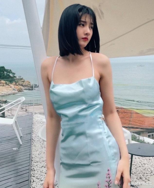 时尚搭配师瓜瓜|宋祖儿难得秀一回身材，穿真丝吊带裙勾勒曲线，性感得不像23岁
