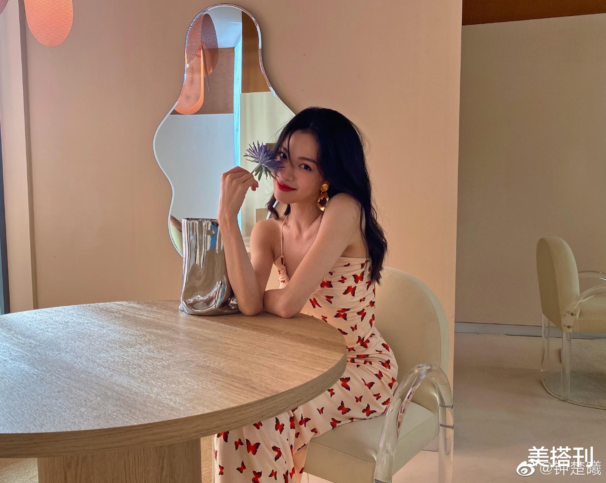 美搭刊|钟楚曦晒自拍，穿粉红蝴蝶裙美腿绝绝子，网友：难怪这么喜欢秀