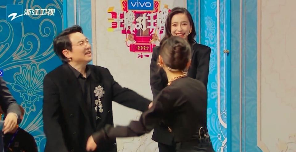 徐丰溪|娱乐圈真实一幕,五六人围黄轩做造型,旁边朱雨辰独站眼神落寞