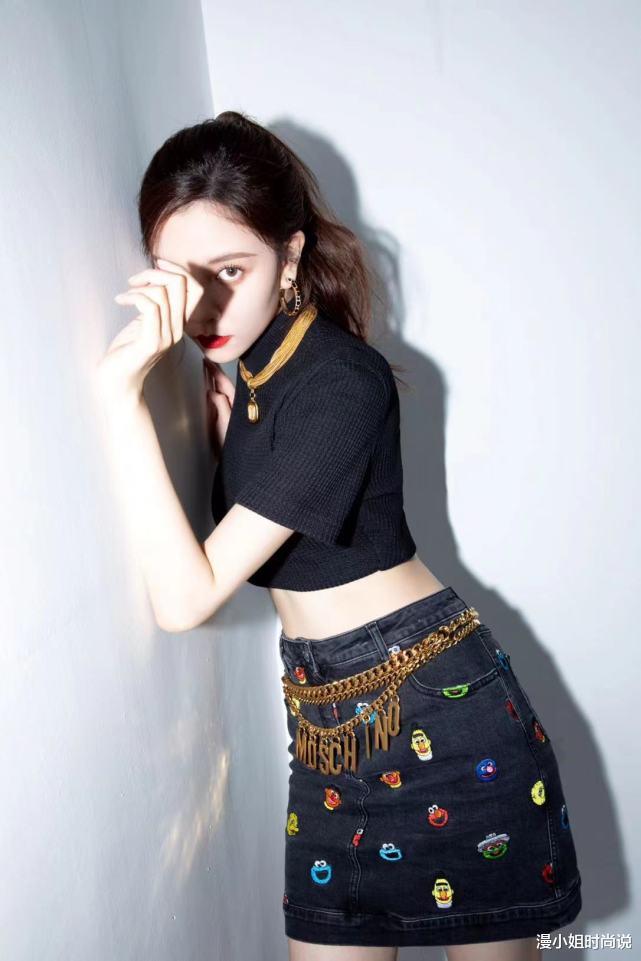 漫小姐时尚说 宋妍霏造型简单利落，气质上更优雅有魅力