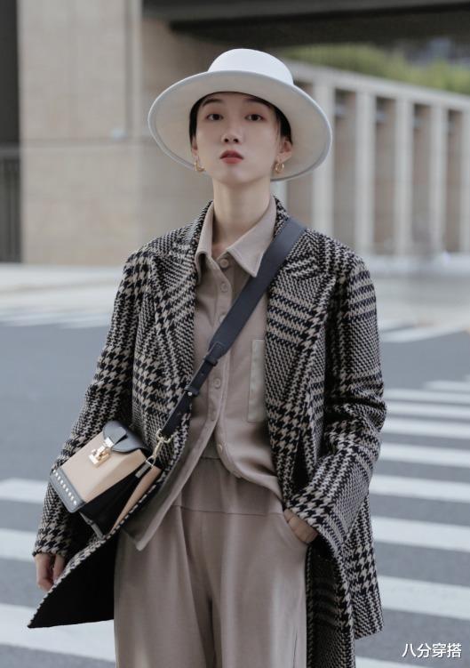 八分穿搭 今年的博主终于怕冷，都在穿格纹大衣配靴子，小个子女生也能驾驭