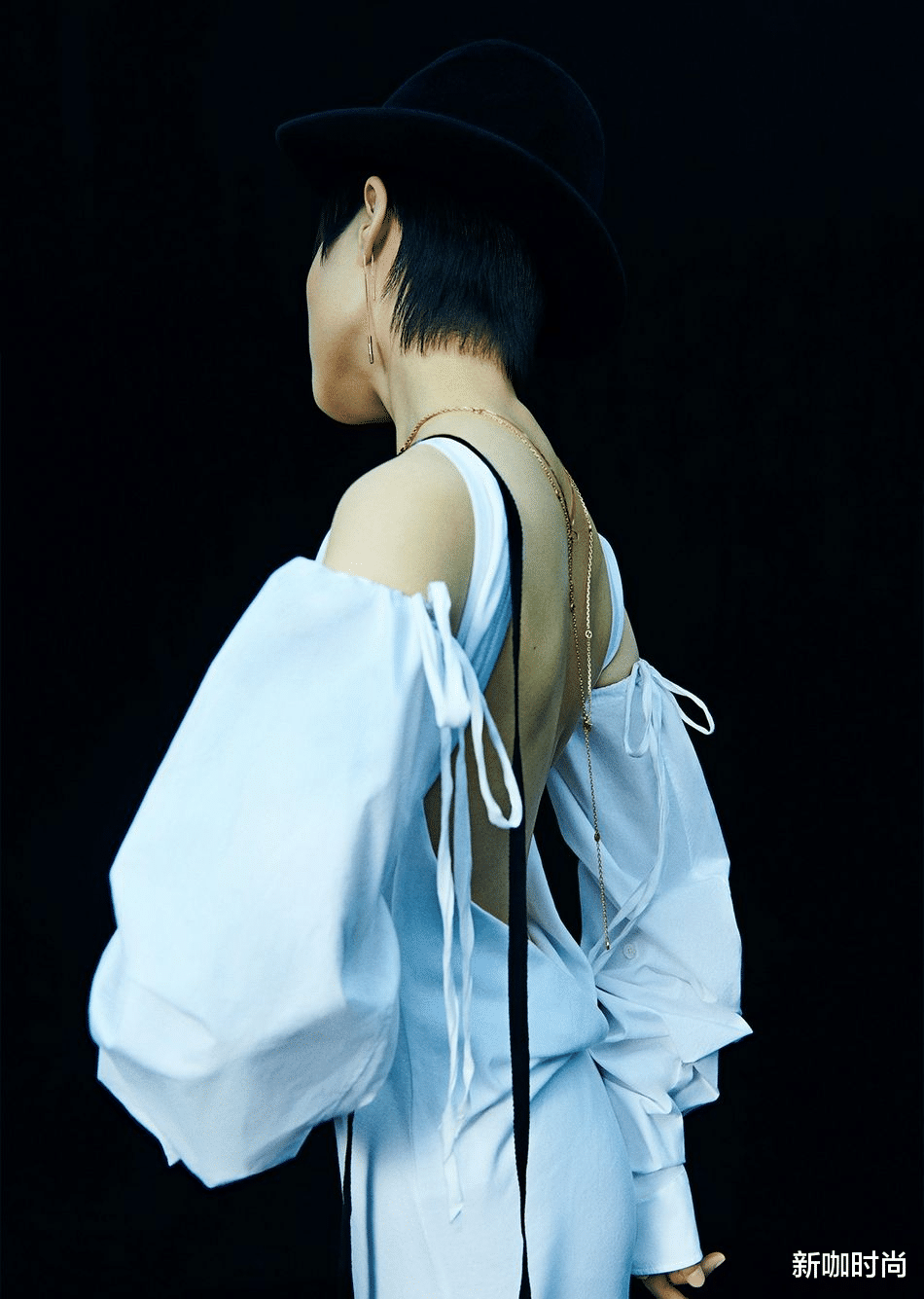 新咖时尚|李宇春越来越有女人味，穿露背裙拍大片，气质清冷又撩人