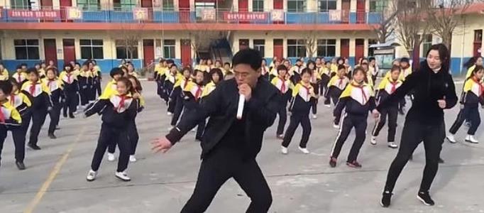 高秀花说育儿|网红“吃个桃桃”引争议,“娘文化”大肆兴起,背后原因难以捉摸