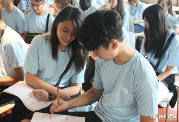 校花|北大校花“毕业照”走红，长相神似“李沁”，网友直呼：等你出道