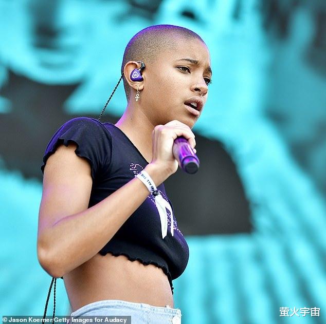 王卫国|威尔·史密斯50岁光头爱妻现身，皮肤黝黑发亮，儿子长相太随妈