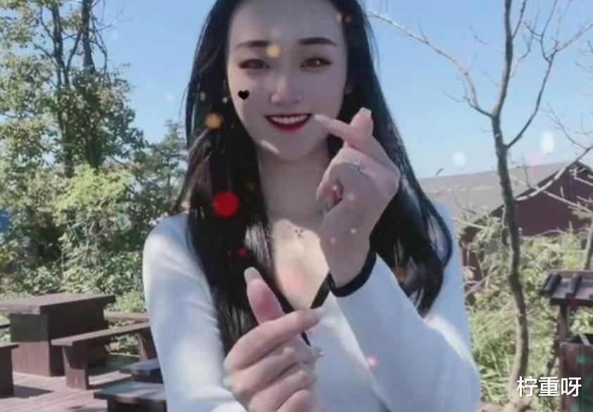 柠重呀|大衣哥儿媳晒游玩照，小腹平坦未跟老公同框，网友质疑是否离婚了