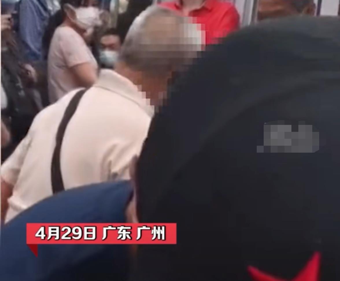 周旭阳嘉应 广东广州：白发老人要求男子让座遭拒，最后男子被劝离爱心座位