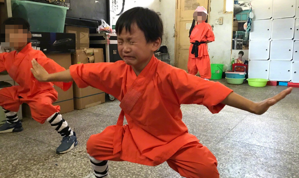 乐嘉|乐嘉8岁女儿罕露面！双腿跨坐在爸爸身上，紧紧相拥好亲昵