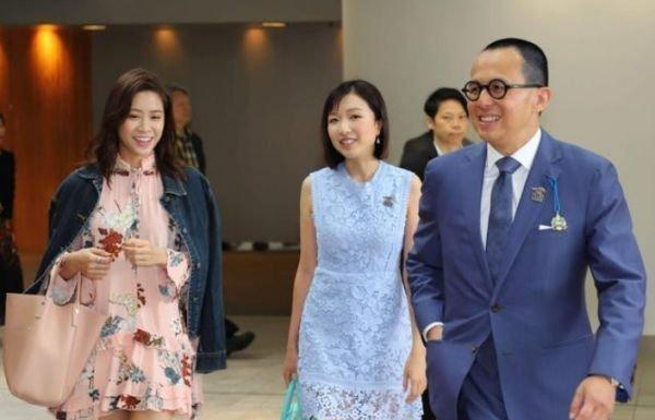 扬名立万|郭嘉文打扮得青春靓丽，在豪车中自拍，难道她还在向往贵妇生活