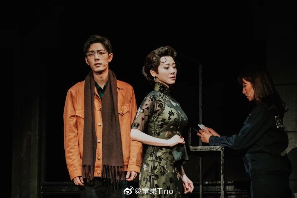肖战|肖战话剧首秀，“应援”展现人际，黄景瑜送礼太直男，芒果台示好