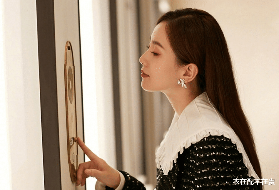 |刘诗诗不止气质好，学小姑娘穿娃娃领也“有模有样”，优雅显年轻