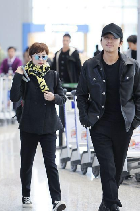 潮流前沿 孙俪夫妇打扮太接地气,穿一身黑走机场,看似低调朴素却很时尚
