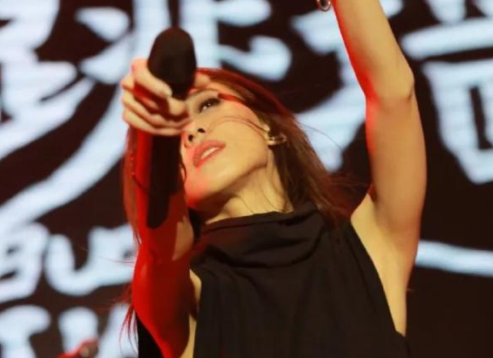 戴佩妮|戴佩妮43岁依旧年轻，性格感性很坚定，36岁果断下嫁穷小子