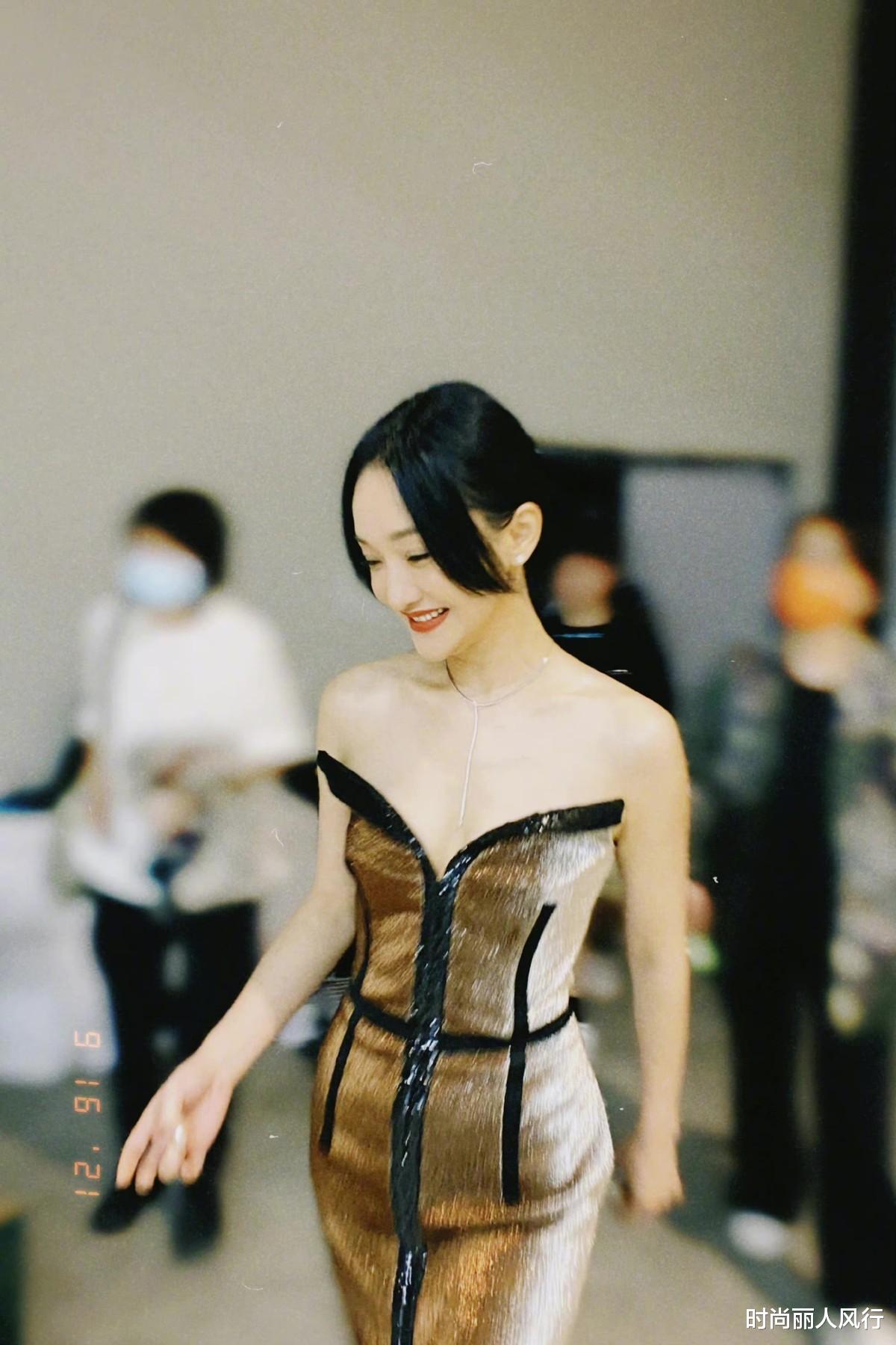 时尚丽人风行|周迅腿短还穿这么长的礼服！踩15cm“高跷”裙摆直接拖地，惨翻车