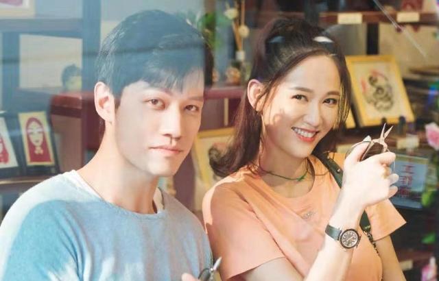 孔刘|陈乔恩怎么了？身材壮过男友，小腹高凸，前后慢走像老夫老妻！