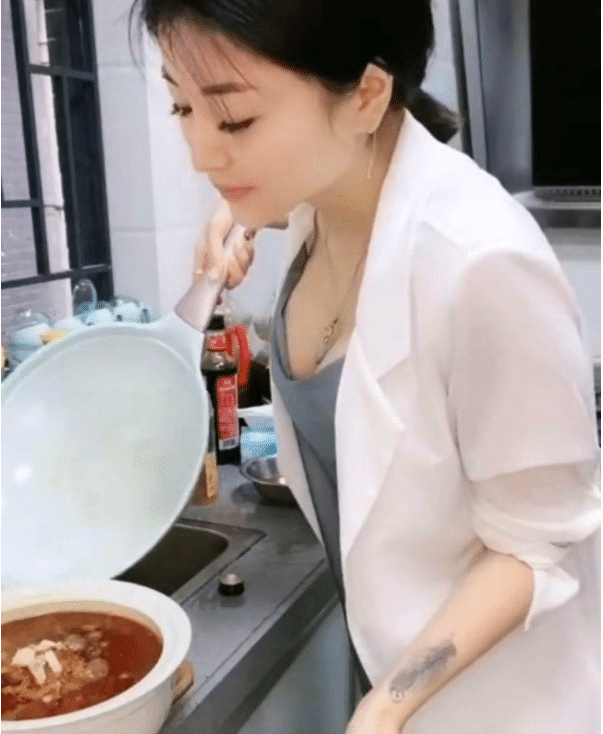 衬衫|和女老板一起去爬山，她总是走在我前面，莫名的有点慌啊哈哈哈！