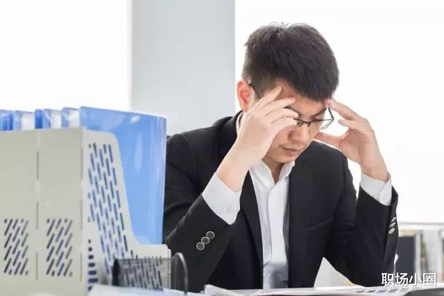 90后|面试官问：你有什么缺点吗？90后小伙子：我不会拍领导马屁