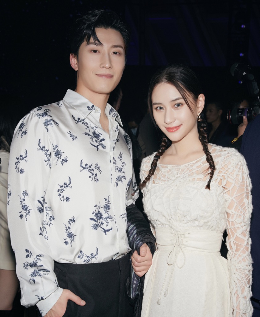 五台山|何超莲凌晨晒照为窦骁庆生，搂住男友“啃”，窦骁留言甜蜜抱怨