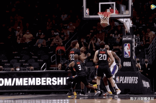 保罗|保罗犯规！詹姆斯空中失衡痛苦倒地 双方又多人冲突 裁判连吹4T一人被逐