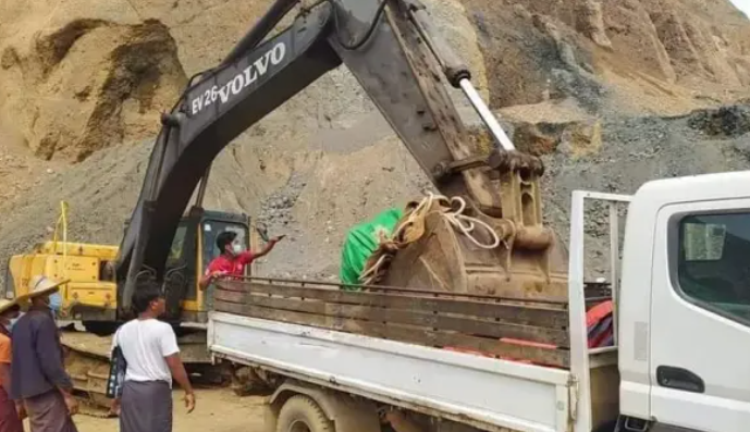 翡翠|缅甸又发现了一块超级翡翠原石,你猜猜有多大?