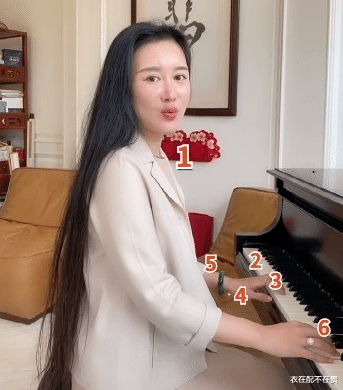 哈利·波特|张纪中娇妻穿搭很阔气，穿一身浅色优雅弹钢琴，39岁却被指长得老