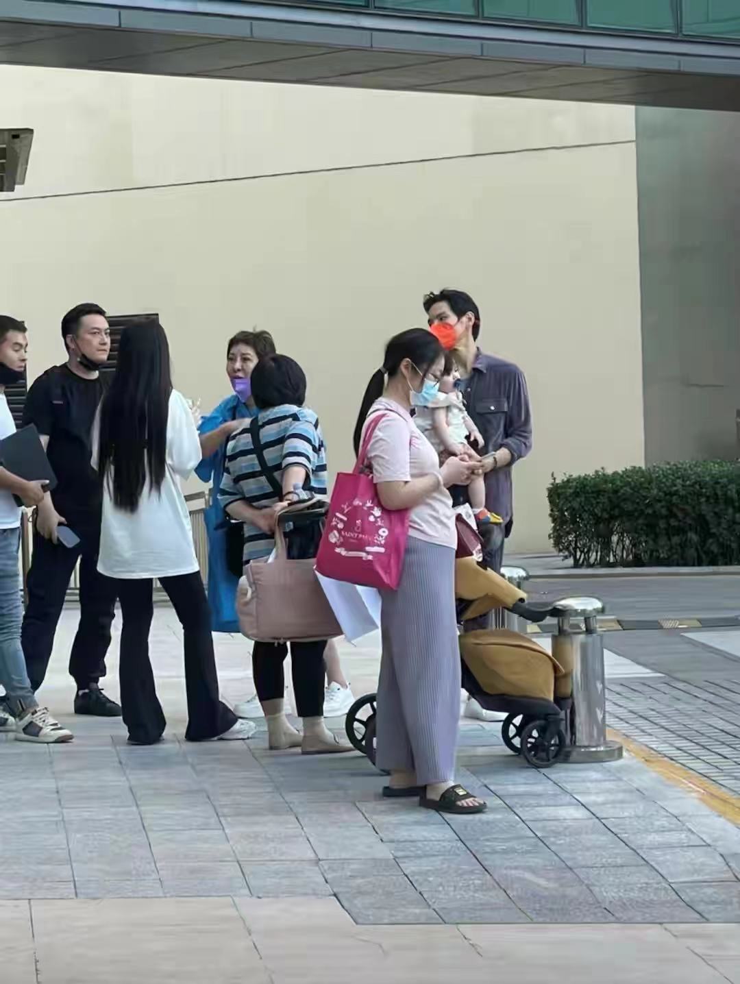 向太|向太带郭碧婷逛街五个保姆随行！暴瘦后老得厉害，向佐全程抱娃一脸无奈