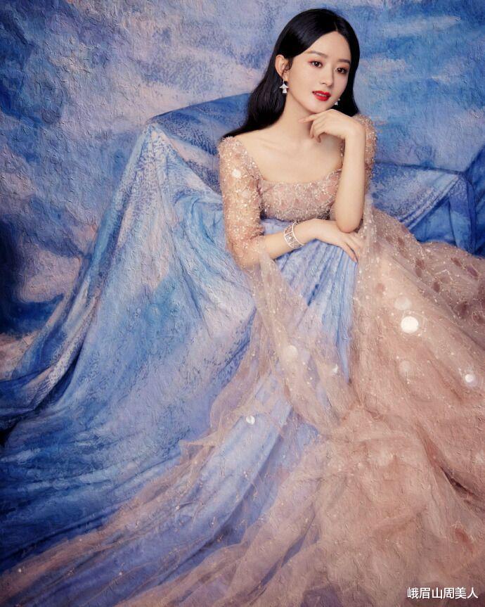 赵丽颖|赵丽颖这次不扮嫩了！穿裸粉亮片裙拍油画大片，端庄优雅仙气满满
