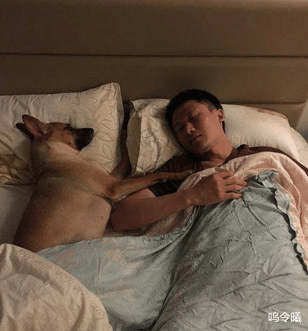  一女子跳河自尽，结果因为会游泳在河里边游边哭。