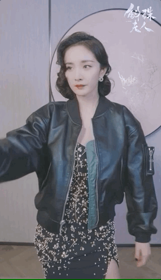 杨幂|杨幂陈伟霆拍双人大片，方诸海市戏外比心，直播互动花式撒糖