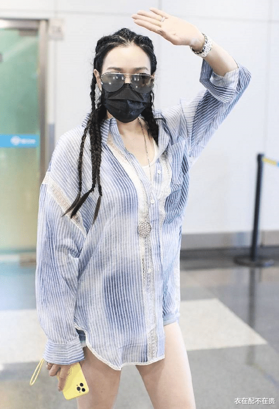 衬衫|钟丽缇穿衣真招摇，绑脏辫不够还把衬衫当裙子穿，比老公会抢风头