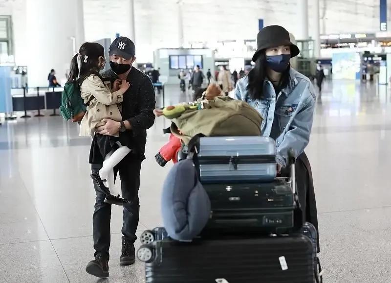 姚晨|姚晨一家走机场！她胖出大肚子，儿子独立女儿长在爸爸身上超宠溺