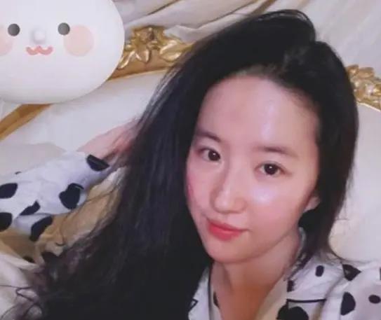 刘亦菲|刘亦菲躺床上怼脸自拍，脸色微红疑似醉酒，穿睡衣姿态慵懒妩媚