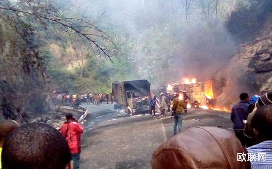 欧联网 喀麦隆非法运载油车撞上巴士引发大火 致53死29伤