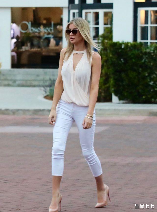 卡戴珊|卡戴珊71岁变性老爸亮相,表情狰狞骨骼变形,24岁女友暴瘦不敢认