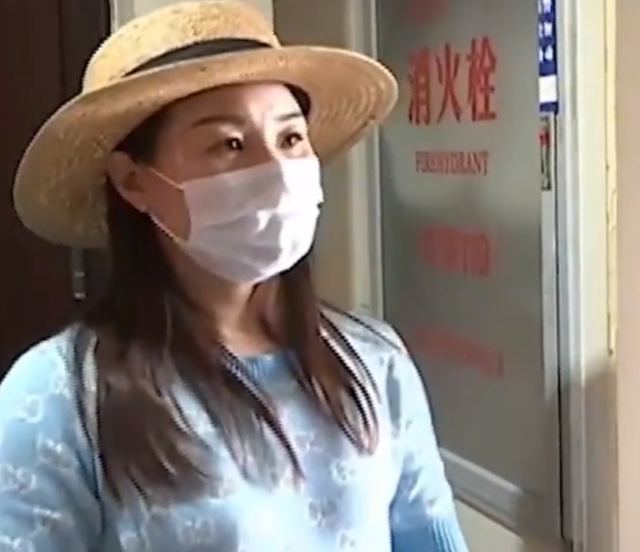 邻居装修霸占公摊面积，两家因此还大打出手，邻居：不拆你能怎样