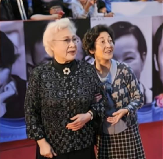 秦怡|99岁秦怡与81岁女儿金斐姮：前半生很少走动，后半生恢复正常