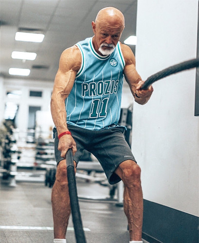 运动|67岁大爷一身“腱子肉”用运动的方式，来保持年轻的状态