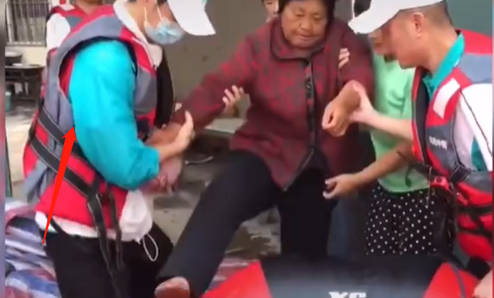 刘涛|王一博钱枫用同款水杯喝水,钱枫拿着水杯像奥尼尔,王一博秒变小朋友